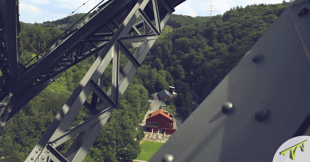 Blick vom Brückensteig auf das Haus Müngsten an der Wupper
Brückensteig - der Klettersteig an der Müngstener Brücke im Bergischen Land