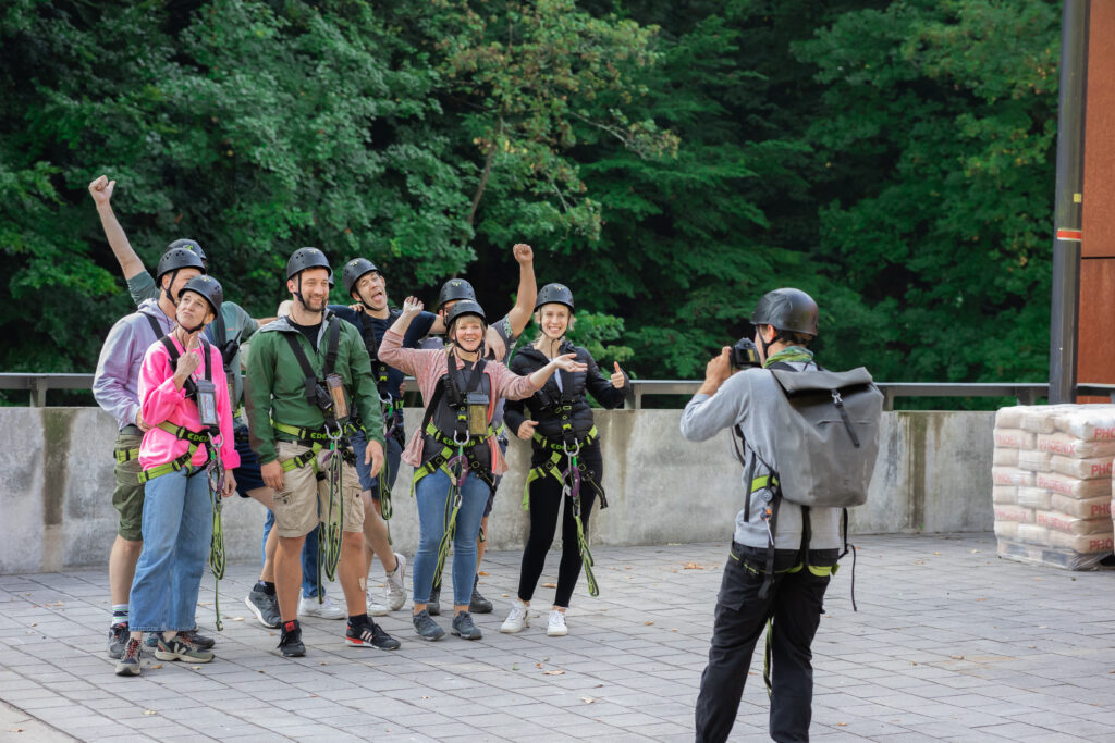 Personengruppe vor ihrem Aufstieg auf die Müngstener Brücke mit dem Brückensteig