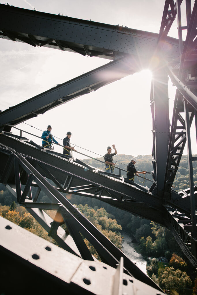 Personen auf der Müngstener Brücke beim Abstieg