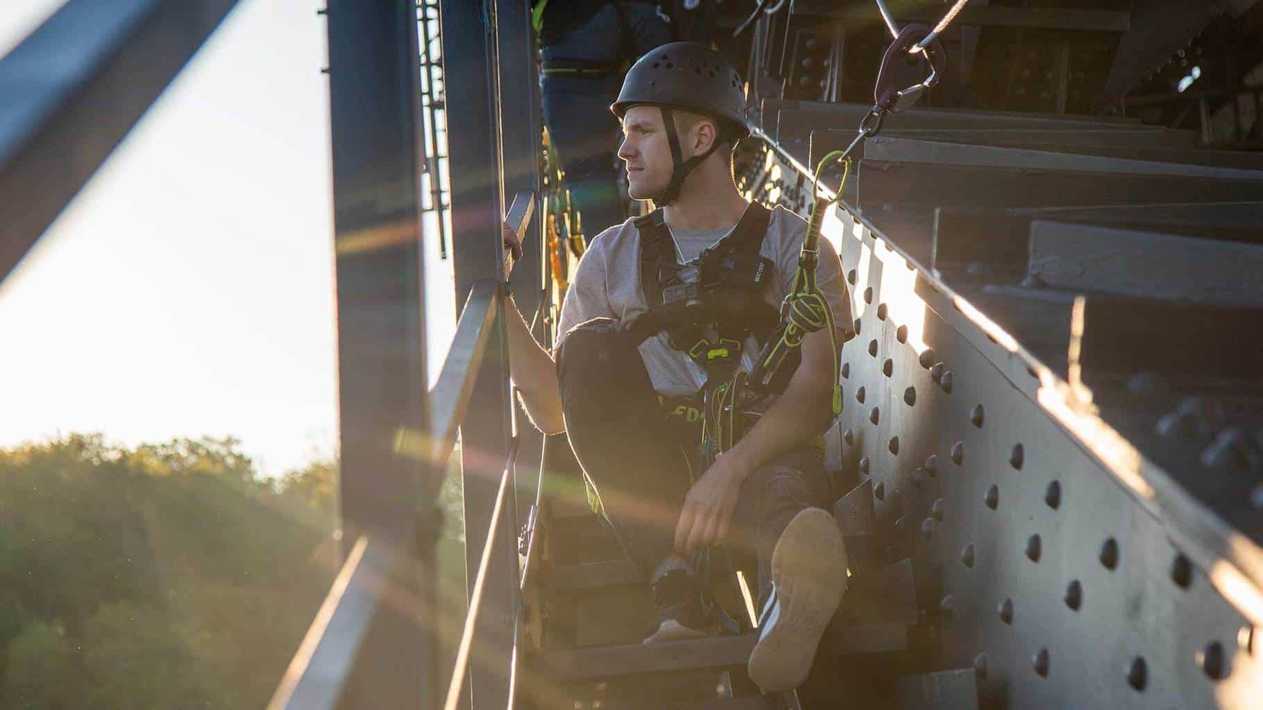 Eine Person sitzt auf der Treppe des Brückensteigs