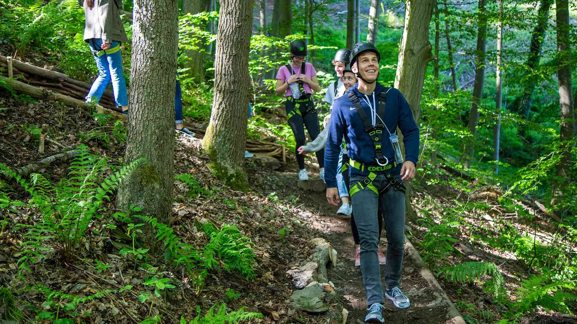 Eine Gruppe auf dem Weg zum Brückensteig