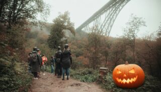 🎃 Happy Halloween vom Brückensteig! 🍂
Die letzten herbstlichen Touren warten noch auf euch schnappt euch schnell einen Platz, bevor’s in den Winter geht! 🧙‍♀️🌉
#brückensteig #happyhalloween #herbstabenteuer #müngstenerbrücke #brückenpark #diebergischendrei #ausflugszielnrw #outdoorerlebnis