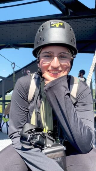 Der erste Part kam super an, hier kommt Teil 2 mit unserer Trainerin Zeynep! 🎤🌉
Ihr habt Fragen? Fragt unsere Trainer_innen auf Tour, sie sind bestens vorbereitet und immer für euch da!
#brückensteig #fragunseretrainer #müngstenerbrücke #teamdeepwood #brückenpark #outdoorerlebnis #diebergischendrei #ausflugszielnrw