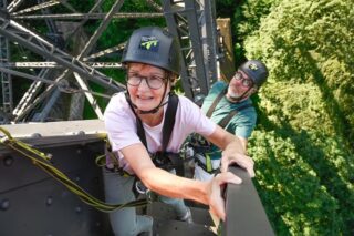 Manche Touren vergisst man nicht. 💚

Letzten Donnerstag war Christine ten Eicken, auch Tenno genannt, bei uns am Brückensteig.

Seit einer Brustkrebserkrankung mit seltener Nebenwirkung sitzt sie im Rollstuhl. 

Trotzdem hat sie sich das mutige Ziel gesetzt, den Brückensteig zu erklimmen.
Mit einer riesigen Portion Biss, unbändigem Lebensmut und viel guter Laune hat sie ihr Vorhaben durchgezogen.

Begleitet und tatkräftig unterstützt wurde sie dabei von unserem Guide Timo sowie von Martin Lietz, Andreas Fischer und Matthias Pingel. 

Zusammen wurde viel gelacht, zwischendurch mal kurz durchgeatmet und dann ging es direkt weiter nach oben.

Am Ende hat Tenno den Brückensteig gewuppt und mit ihrer Aktion gleichzeitig Spenden für das Kinder- und Jugendhospiz Burgholz gesammelt. 🎉

Für uns war das ein ganz besonderer Tag! Danke, liebe Tenno. 

Es war uns eine echte Freude. 🫶🏻