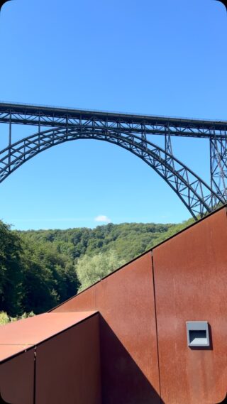 Erst drüber laufen, dann als Andenken mitnehmen – Postkarte mit echtem Höhengefühl. 📬🌉
#brückensteig #müngstenerbrücke #brückenpark #diebergischendrei #ausflugszielnrw #souvenirmitgeschichte #outdoorerlebnis #postkartenvibes