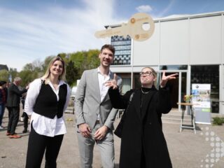 Der Schlüssel ist übergeben! 🔑✨

Das MIMO-Haus zieht zu uns in den Müngstener Brückenpark! 🏗️

Das Gebäude ist ursprünglich aus dem internationalen Architektur-Wettbewerb „Solar Decathlon“ hervorgegangen und war zuletzt Teil des „Living Lab NRW“ in Wuppertal. 

Nach Abschluss dieses dreijährigen Forschungsprojekts rund um klimaneutrales Bauen wird das Haus nun ganz im Sinne der Kreislaufwirtschaft nicht abgerissen, sondern bekommt bei uns ein zweites Leben.

Wir wollen das MIMO-Haus zu unserem neuen Headquarter machen – direkt am Fuße der Müngstener Brücke! 🌉

Für uns bedeutet das neue HQ: Ein eigener, sichtbarer Standort direkt an der Brücke, mehr Platz für unser Team und somit die Möglichkeit, in Zukunft noch mehr Touren für euch anzubieten. 🧗‍♂️

Wir freuen uns riesig auf diesen nachhaltigen Zuwachs für den Brückenpark! 🌲✨

//Foto 1&2: @annaschwartzfotografie