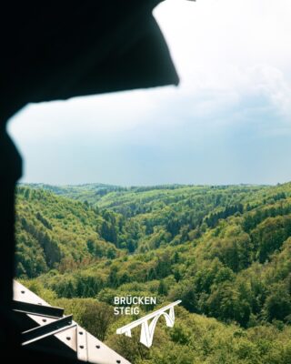 Weitblick deluxe! 🔭 Über den Baumwipfeln, mitten im Moment – so fühlt sich Freiheit in 100 Metern Höhe an. 🌿💚

#brückensteig #solingen #müngstenerbrücke #brückenpark #diebergischendrei #ausflügemitkind #ausflugnrw #ausflugszielnrw #exploring
