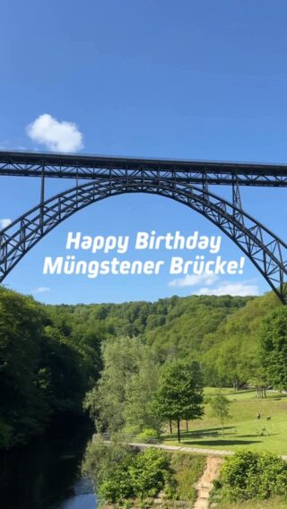 Heute vor 129 Jahren wurde der letzte Niet in die Brücke geschlagen & das Richtfest gefeiert. 

Seit über einem Jahrhundert verbindet und bereichert sie damit als Wahrzeichen unsere Region.

Happy birthday alte Dame!

Wir freuen uns auf die nächsten 129 Jahre voller Adrenalin und Gänsehaut-Momente. 🥳