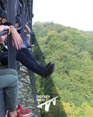 Abhängen mal anders 😎🌉 Hoch über der Wupper, sicher gesichert und mit bester Aussicht – das ist der Brückensteig.

#brückensteig #abhängen #höhenluft #müngstenerbrücke #abenteuer #outdoorglück
