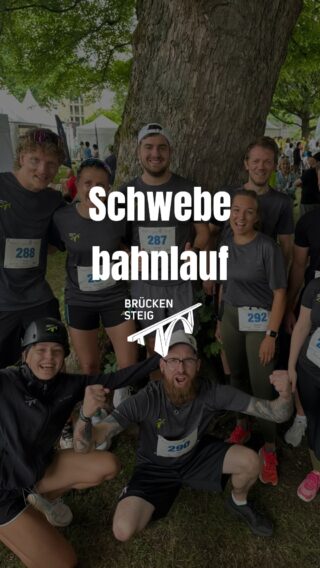 🏃‍♀️💨 Brückensteig on the run!
Beim @schwebebahnlauf waren wir diesmal nicht über, sondern mitten im Bergischen unterwegs!
Ob auf der Brücke oder auf der Strecke – Bewegung mit Aussicht. 🙌
Danke an alle, die mit uns gelaufen, gefeiert oder einfach vorbeigewinkt haben! 💚
#schwebebahnlauf #wuppertal #brückensteig #deepwood #teamspirit #höhenmeteranders #laufenmachtglücklich #industriekultur #nrwliebe #runwuppertal