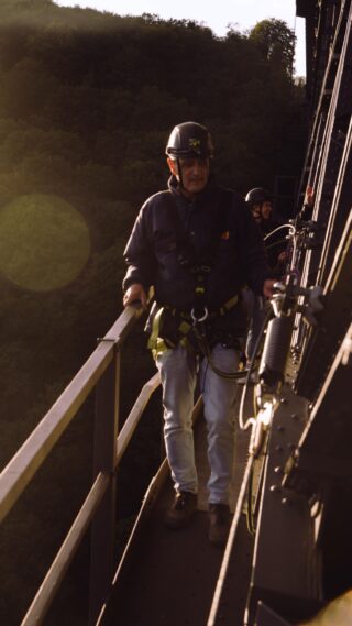 Sundowner-Touren 🌅 wir freuen uns jetzt schon auf nächstes Jahr! 🌉✨� 
🎥🎞️ @luca.engl 
#brückensteig #sundowner #müngstenerbrücke #rückblick #brückenpark #ausflugszielnrw #diebergischendrei #outdoorerlebnis