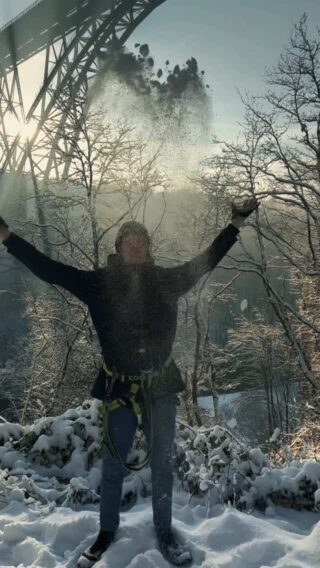 Winterluft, Weitblick, Wunderland Vibes ❄️🌉
Bucht jetzt eine der letzten Touren fürs Jahr. Ein paar Termine sind noch frei!
Bis jetzt hat’s noch nicht geschneit… aber wer weiß? Vielleicht wird dein Tag der perfekte Winterzauber Moment. ✨🤍
#brückensteig #wintertour #müngstenerbrücke #brückenpark #diebergischendrei #ausflugszielnrw #outdoorerlebnis #winterzauber #letztechance