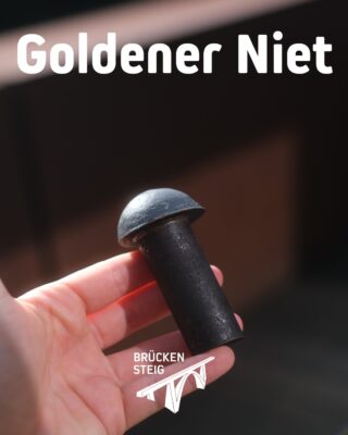 🔩✨ Die Legende des Goldenen Niets ✨🔩
Er soll das letzte Bauteil der Müngstener Brücke gewesen sein – aus purem Gold! Doch ist das wirklich wahr? Manche sagen, er versteckt sich noch heute zwischen den tausenden Nieten der Brücke… Findest du ihn auf unserer Tour? 👀🌉
#brückensteig #solingen #müngstenerbrücke #brückenpark #diebergischendrei #ausflügemitkind #ausflugnrw #ausflugszielnrw #exploring #goldenerniet #legende #aufdersuche