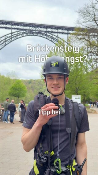 Du willst auf den Brückensteig, hast aber Höhenangst?

Damit bist du absolut nicht allein!

Höhenangst ist völlig normal - und zum Glück habt ihr immer unsere Guides an eurer Seite.

In diesem Video verrät euch Ben seinen Tipp für den Aufstieg.

Wichtig zu wissen: Bei uns wird absolut niemand zu irgendwas gezwungen! Ihr bestimmt euer Tempo selbst.  Der Weg über den schmalen Schwebebalken oben ist außerdem komplett freiwillig. 

Und wir versprechen: Die Angst besiegt zu haben und von hier oben ins Tal zu blicken, ist ein Moment, den ihr so schnell nicht vergesst!