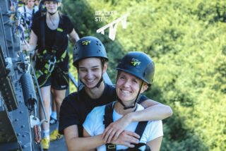 Freundschaft, die Höhen überwindet 👯‍♀️🌉
#brückensteig #freundschaftsmoment #müngstenerbrücke #brückenpark #ausflugszielnrw #diebergischendrei #outdoorerlebnis #gemeinsamstark