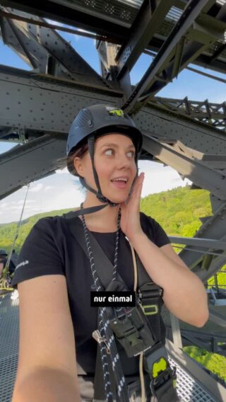 Ihr kommt aus NRW und sucht das nächste große Abenteuer? Dann führt an der höchsten Eisenbahnbrücke Deutschlands kein Weg vorbei.

Nur 20-30 Minuten von Köln und Düsseldorf entfernt, wartet ein Erlebnis, das ihr so schnell nicht vergesst: 100 Meter Höhe, pure Industriekultur und echter Nervenkitzel unter den Gleisen der höchsten Eisenbahnbrücke Deutschlands. 🧗‍♂️✨

Der krönende Abschluss? Unser Schwebebalken. Hier trennt sich die Spreu vom Weizen... 😉

Mit wem würdest du gern mal hier rauf?