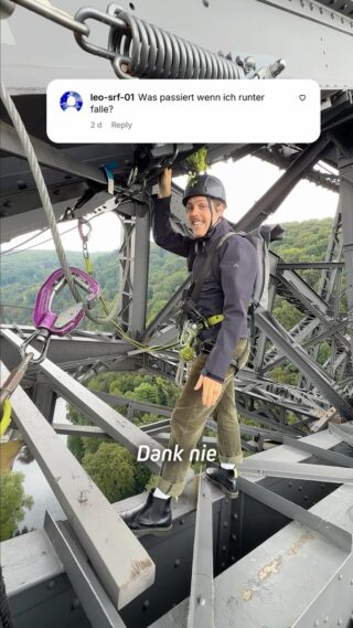 Was passiert eigentlich, wenn jemand vom Schwebebalken fällt? 👀

Guide Marius zeigt euch, wie eine Person im Fall der Fälle mithilfe eines Flaschenzugs sicher zurück auf den Brückenbogen gebracht wird.

Genau solche Situationen werden von unserem Team regelmäßig in Rettungsübungen trainiert, damit im Ernstfall jeder Handgriff sitzt. 🧗

Und bisher war das zum Glück reine Übung: In den fünf Jahren Brückensteig musste noch nie jemand auf diese Weise gerettet werden.

#Brückensteig #MüngstenerBrücke #Rettungsübung