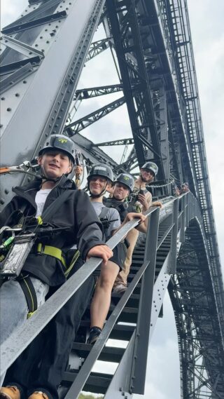 Ein krönender Abschluss für die Sommerferien! ☀️

In der letzten Ferienwoche durften wir die Gruppe der Junior-Uni bei uns am Brückensteig begrüßen. Nach ihren Team-Aufgaben und Missionen im Brückenpark wartete am letzten Tag das Highlight bei uns: der gemeinsame Aufstieg in 107 Metern Höhe!🔥

Selbst der kurze Regenschauer hat die Stimmung nicht getrübt – alle haben bewiesen, was echter Teamgeist ist! 💪

👉 Wer traut sich auf die Müngstener Brücke? Link zur Buchung in unserer Bio!